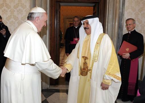 قداسة البابا من البحرين وكلمة خالدة في وجدان التاريخ .. ما تقسمه الأرض يوحده البحر