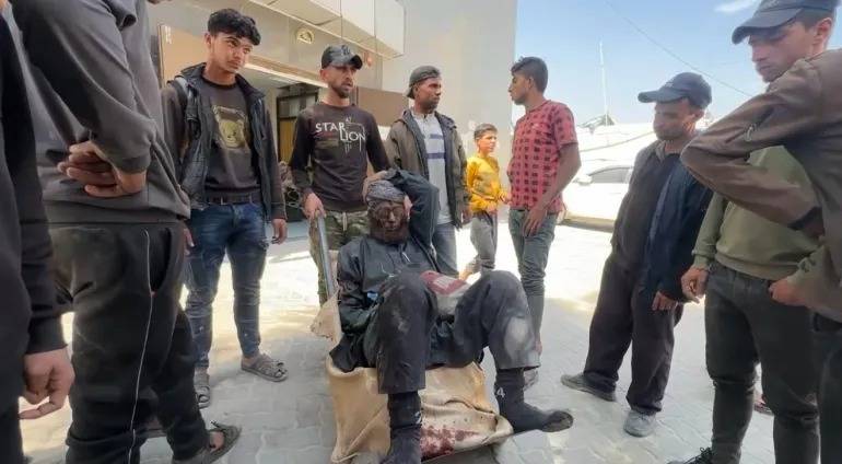 دمَّره الجيش الإسرائيلي وأغلقه.. جرحى غزة يحتضرون أمام مستشفى المعمداني