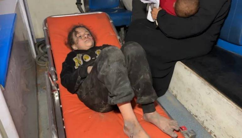 دمَّره الجيش الإسرائيلي وأغلقه.. جرحى غزة يحتضرون أمام مستشفى المعمداني