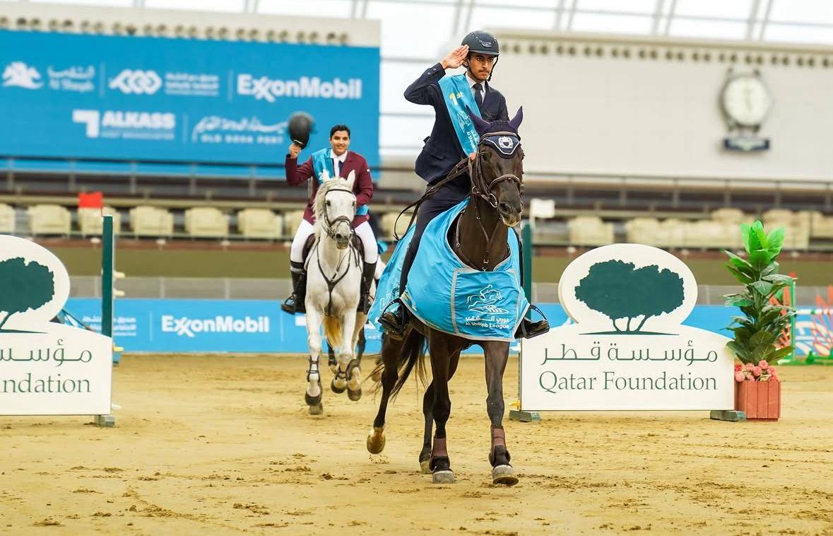 فارس فريق وزارة الداخلية لقفز الحواجز يحقق المركز الأول في بطولة الشقب الدولية