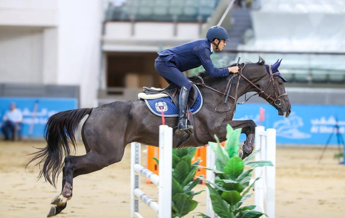 فارس فريق وزارة الداخلية لقفز الحواجز يحقق المركز الأول في بطولة الشقب الدولية