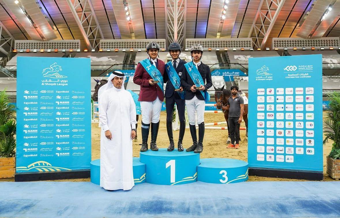 فارس فريق وزارة الداخلية لقفز الحواجز يحقق المركز الأول في بطولة الشقب الدولية