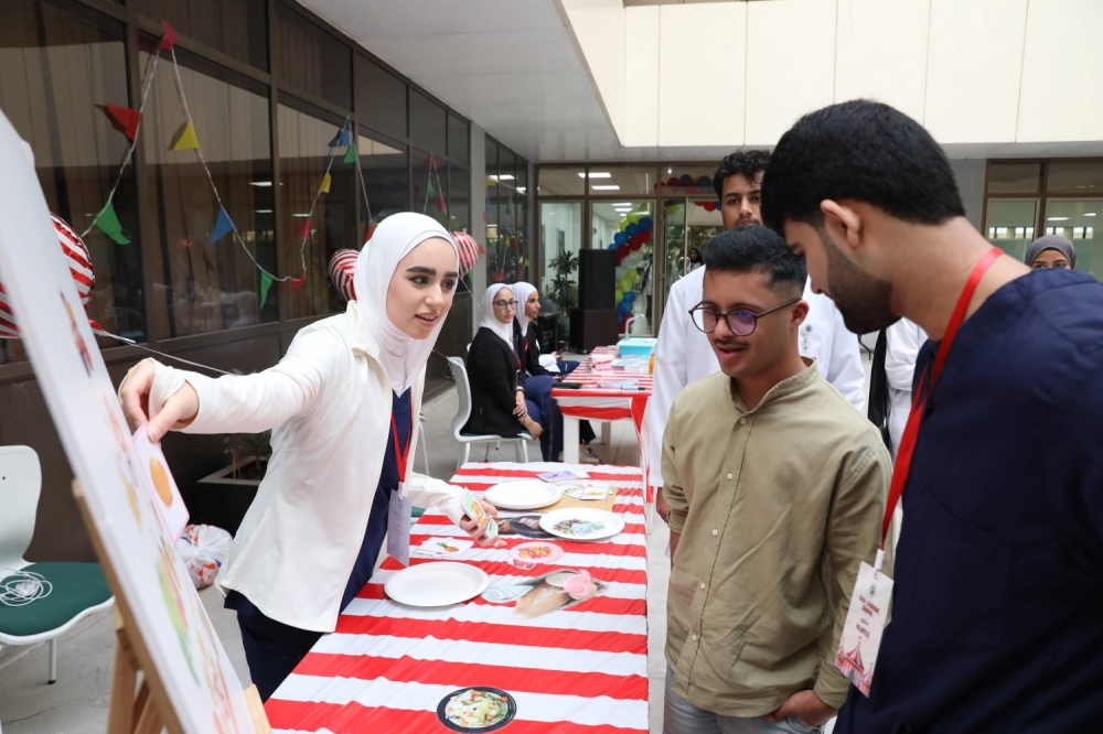 طلبة الطب بجامعة الخليج العربي ينظمون كرنفالاً ترفيهياً تعليمياً يستهدف أطفال متلازمة داون