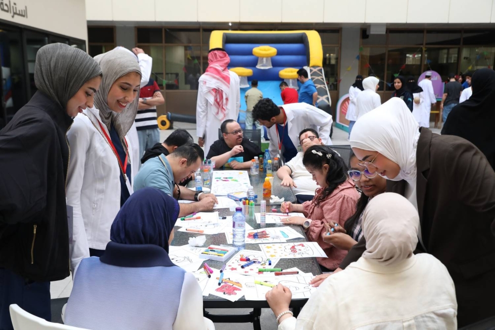 طلبة الطب بجامعة الخليج العربي ينظمون كرنفالاً ترفيهياً تعليمياً يستهدف أطفال متلازمة داون