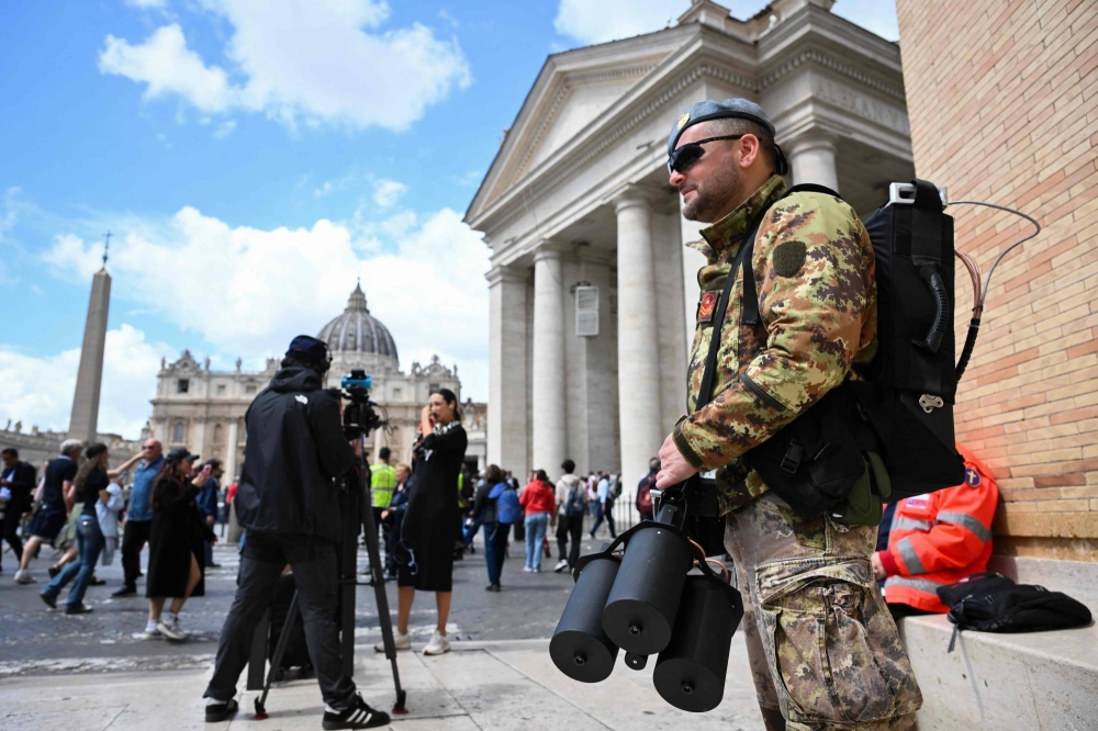 شاهد... أسلحة &laquo;غريبة&raquo; خلال تأمين جنازة البابا فرنسيس تثير تكهنات