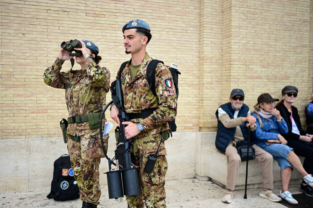 شاهد... أسلحة &laquo;غريبة&raquo; خلال تأمين جنازة البابا فرنسيس تثير تكهنات