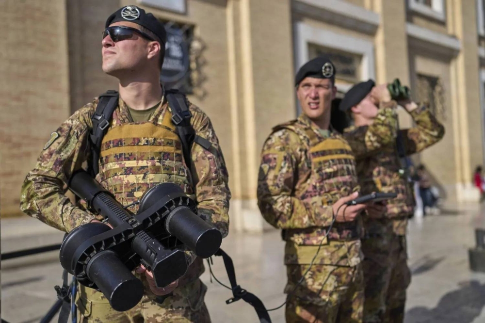 شاهد... أسلحة &laquo;غريبة&raquo; خلال تأمين جنازة البابا فرنسيس تثير تكهنات