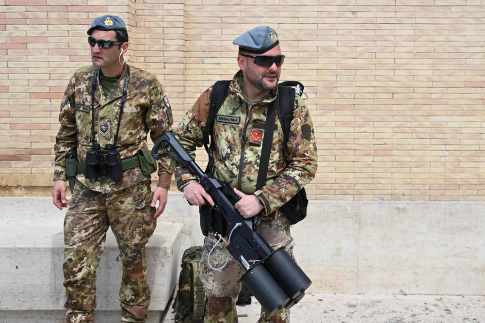 شاهد... أسلحة &laquo;غريبة&raquo; خلال تأمين جنازة البابا فرنسيس تثير تكهنات