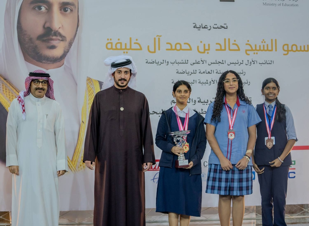 خالد بن حمد يكرم الفائزين في بطولة  الشطرنج لمدارس البحرين