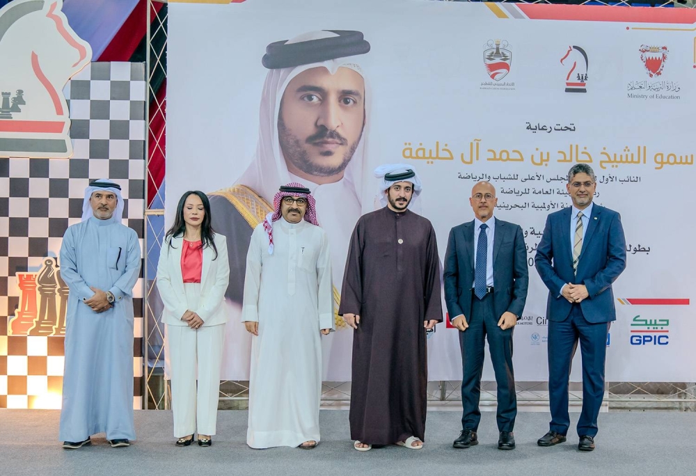 خالد بن حمد يكرم الفائزين في بطولة  الشطرنج لمدارس البحرين