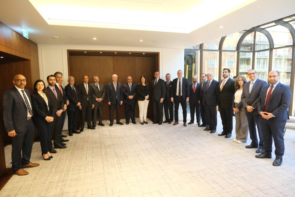 عميد السلك الدبلوماسي العربي سفير البحرين في لندن يقيم مأدبة عشاء على شرف زيارة رئيس وزراء فلسطين