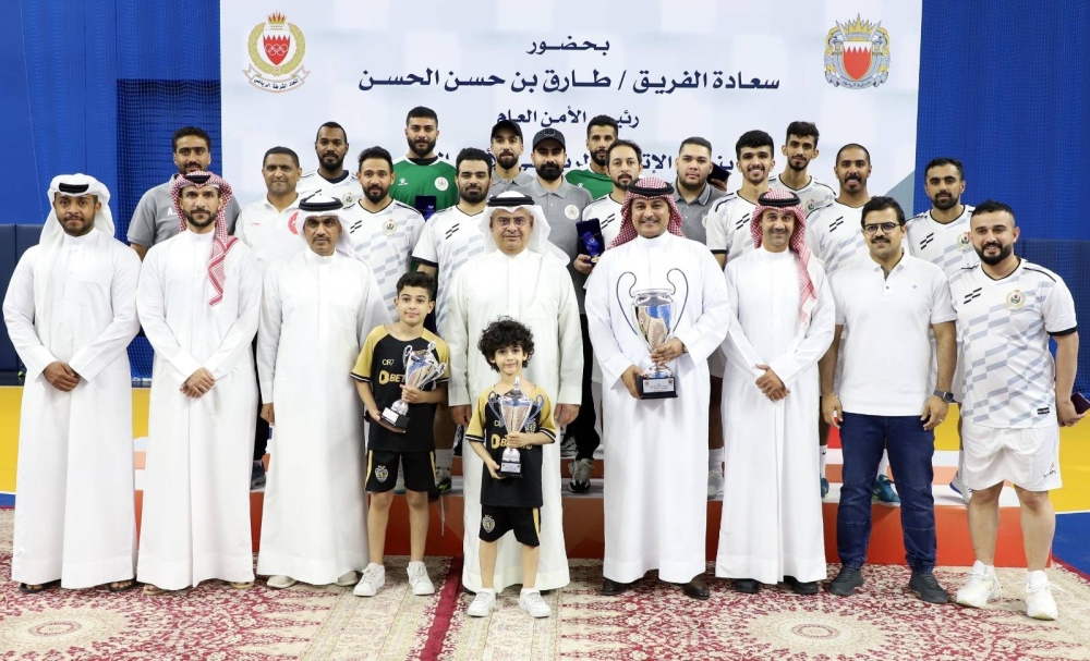 رئيس الأمن العام يتوج فريق المرور بكأس بطولة الشرطة لخماسيات كرة القدم