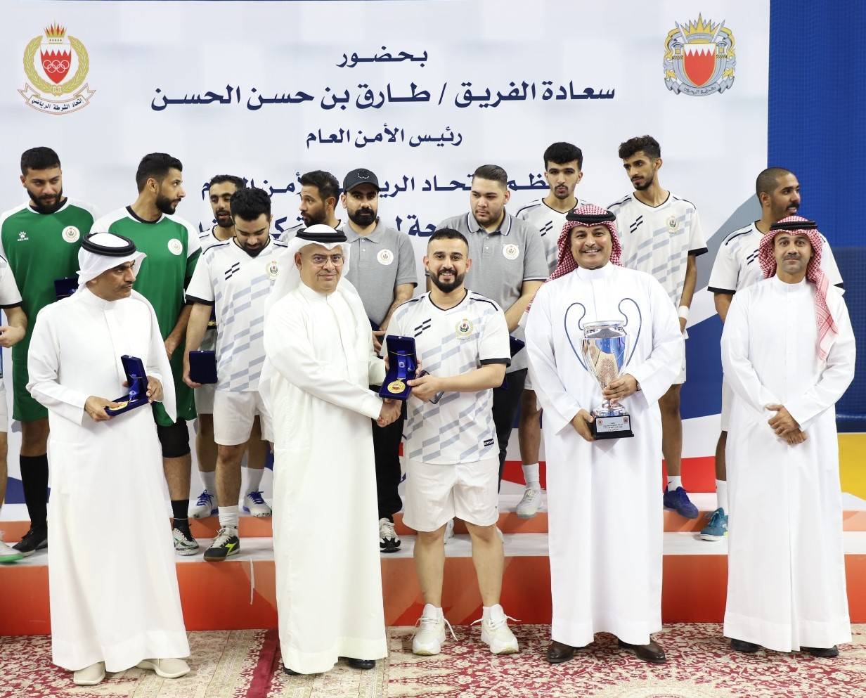 رئيس الأمن العام يتوج فريق المرور بكأس بطولة الشرطة لخماسيات كرة القدم