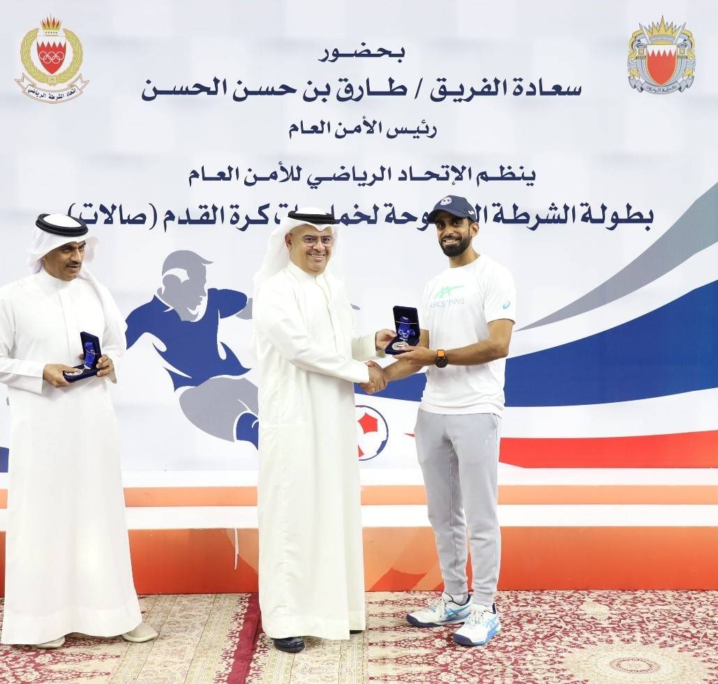 رئيس الأمن العام يتوج فريق المرور بكأس بطولة الشرطة لخماسيات كرة القدم