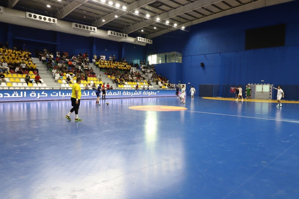 رئيس الأمن العام يتوج فريق المرور بكأس بطولة الشرطة لخماسيات كرة القدم