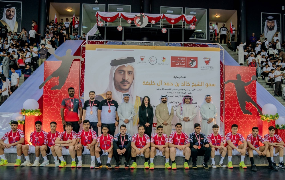خالد بن حمد يكرم الفائزين ببطولة سموّه لكرة اليد للمدارس الثانوية