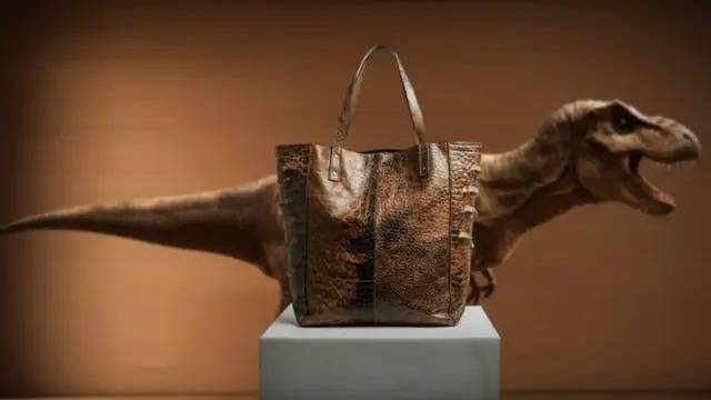 أول حقيبة فاخرة مصنوعة من جلد ديناصور مزروع مخبريا