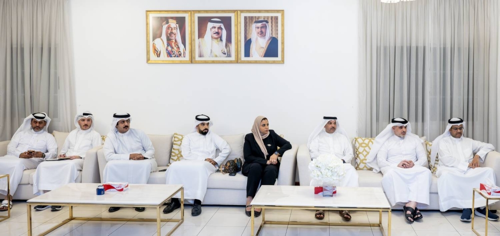 وزير الإعلام يزور جمعية الصحفيين البحرينية