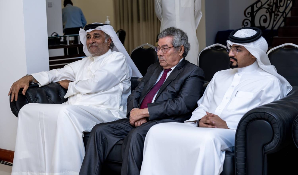 وزير الإعلام يزور جمعية الصحفيين البحرينية