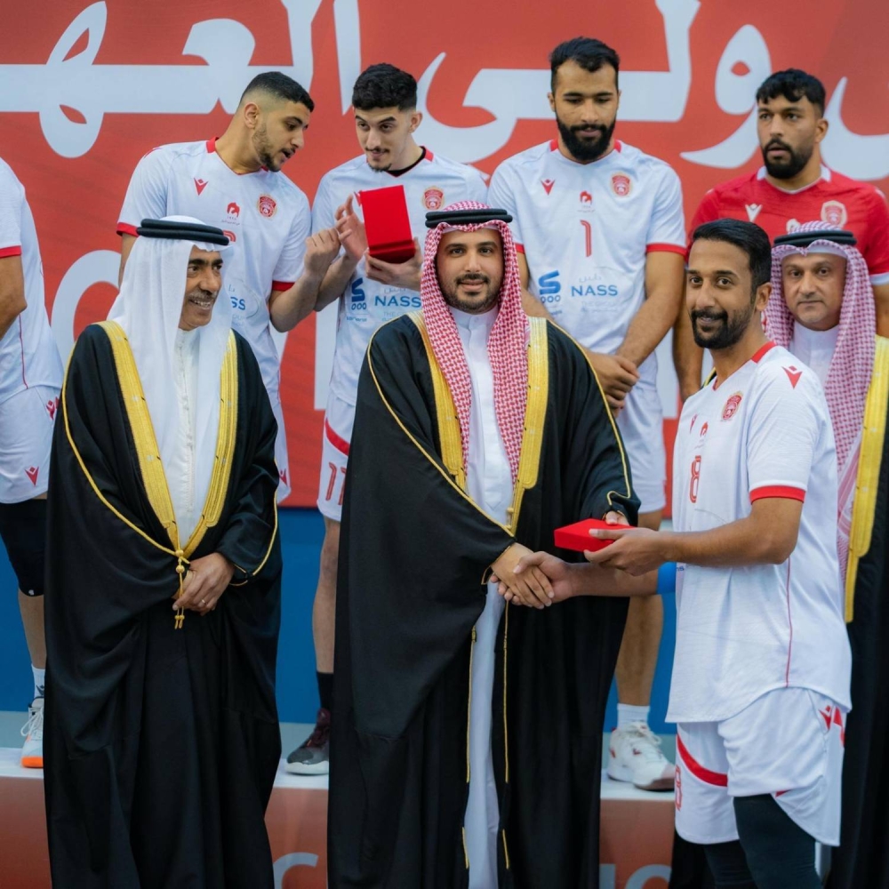 نيابةً عن ولي العهد رئيس الوزراء.. محمد بن سلمان يتوج المحرق بكأس سمو ولي العهد للكرة الطائرة