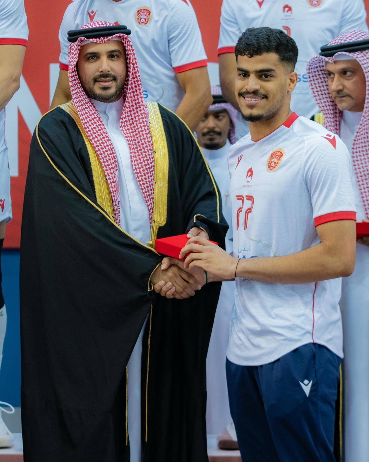 نيابةً عن ولي العهد رئيس الوزراء.. محمد بن سلمان يتوج المحرق بكأس سمو ولي العهد للكرة الطائرة