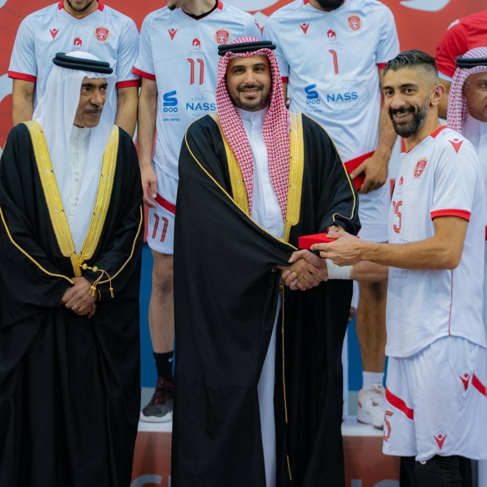 نيابةً عن ولي العهد رئيس الوزراء.. محمد بن سلمان يتوج المحرق بكأس سمو ولي العهد للكرة الطائرة