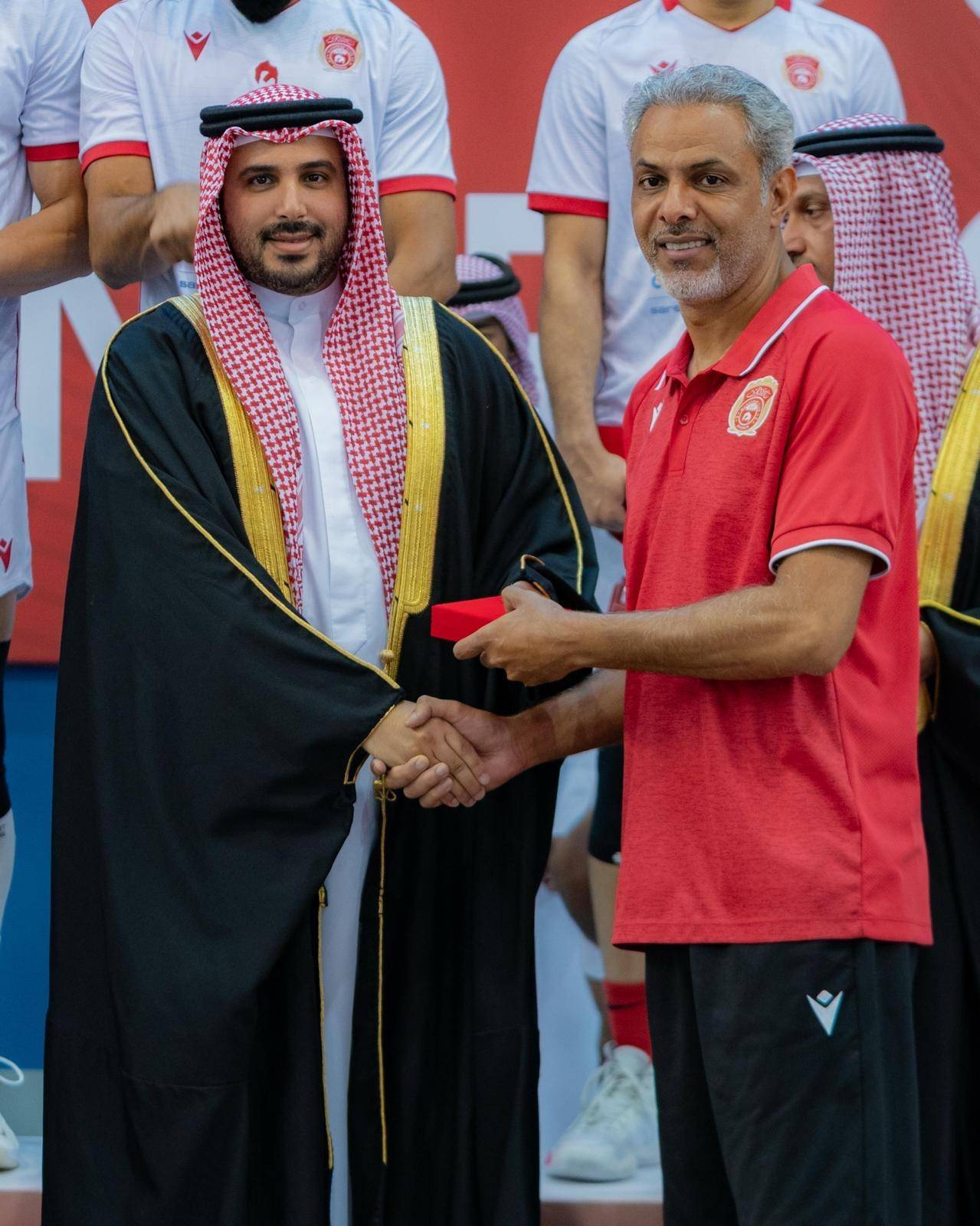 نيابةً عن ولي العهد رئيس الوزراء.. محمد بن سلمان يتوج المحرق بكأس سمو ولي العهد للكرة الطائرة