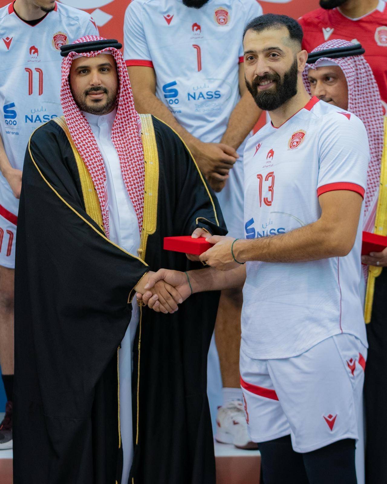 نيابةً عن ولي العهد رئيس الوزراء.. محمد بن سلمان يتوج المحرق بكأس سمو ولي العهد للكرة الطائرة