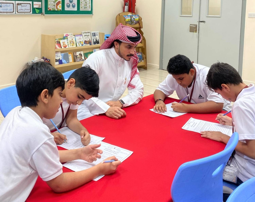 طلاب الأستاذ القطان يؤلفون القصص ويصممونها رقمياً ضمن تطوير اللغة العربية للرابع الابتدائي