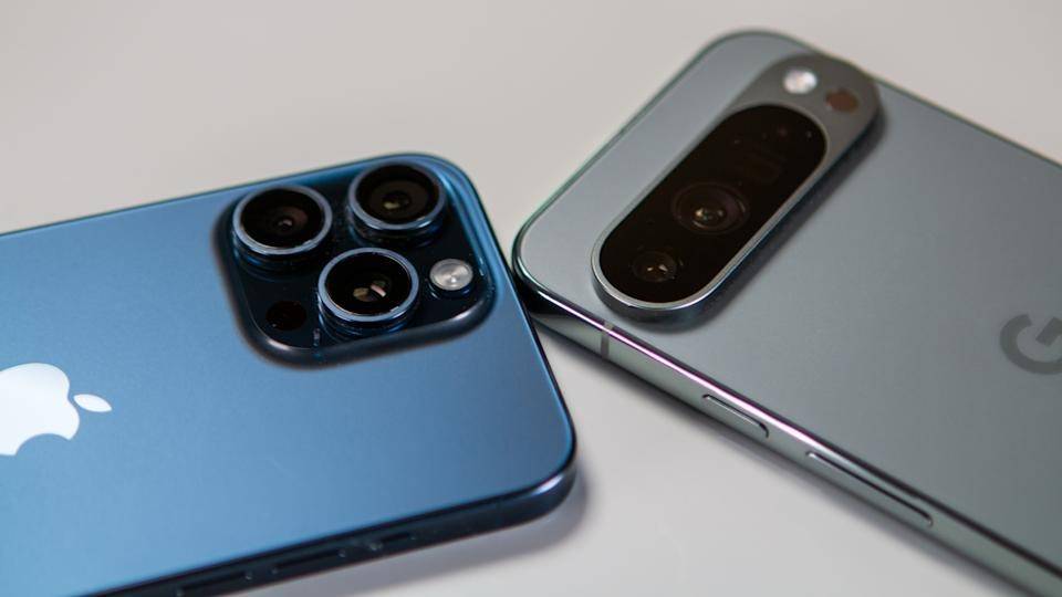 جوجل تسخر من آبل.. هل يُعيد آيفون 17 تصميم كاميرا بيكسل؟