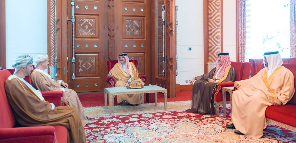 الملك يستقبل وزير المالية بسلطنة عمان