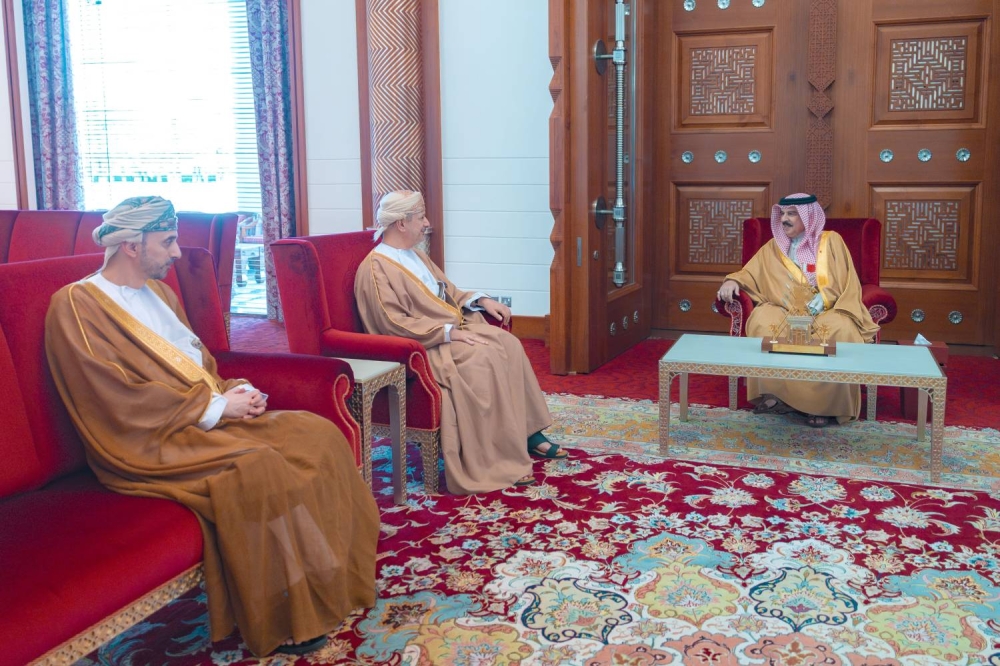 الملك يستقبل وزير المالية بسلطنة عمان