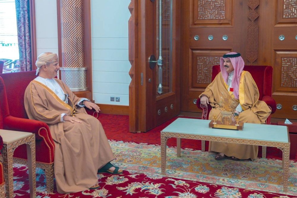 الملك يستقبل وزير المالية بسلطنة عمان