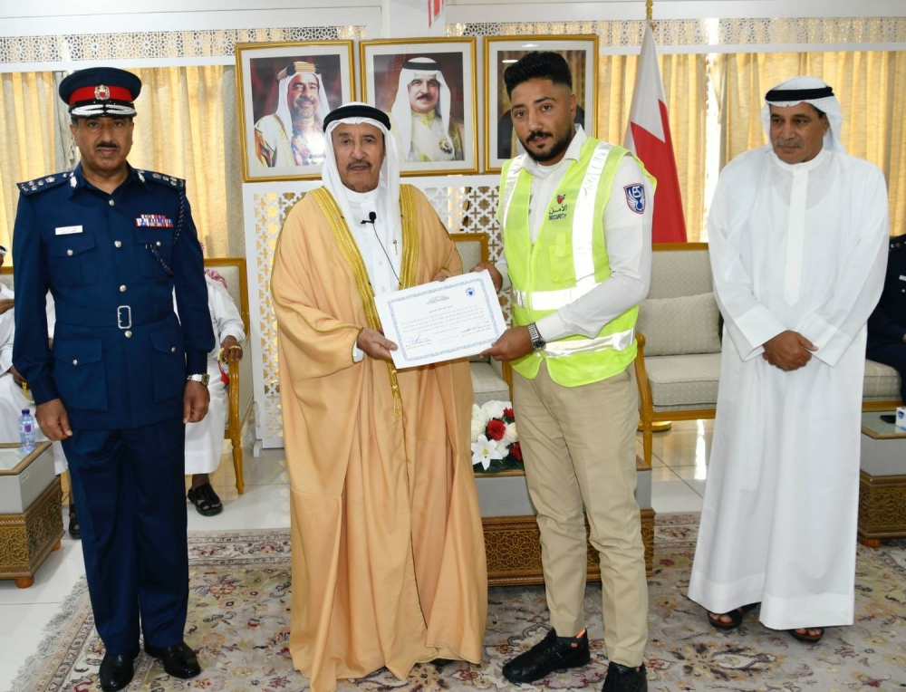 محافظ المحرق يشيد بجهود المواطنين والمقيمين في تعزيز الشراكة المجتمعية والعمل التطوعي