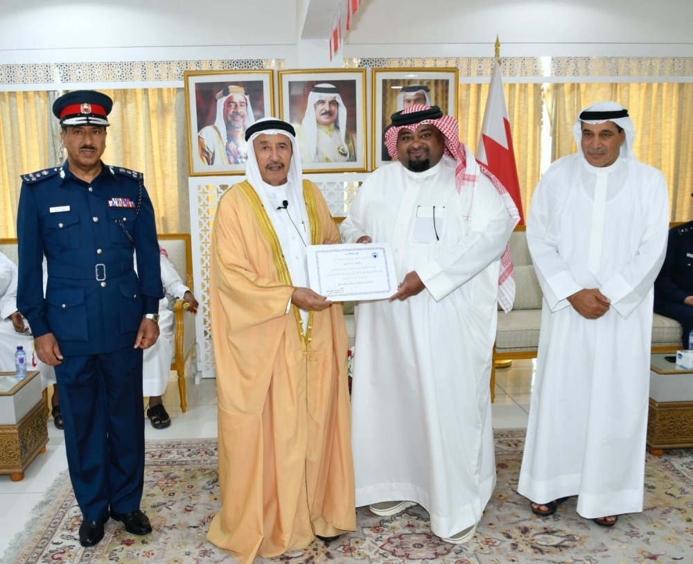 محافظ المحرق يشيد بجهود المواطنين والمقيمين في تعزيز الشراكة المجتمعية والعمل التطوعي