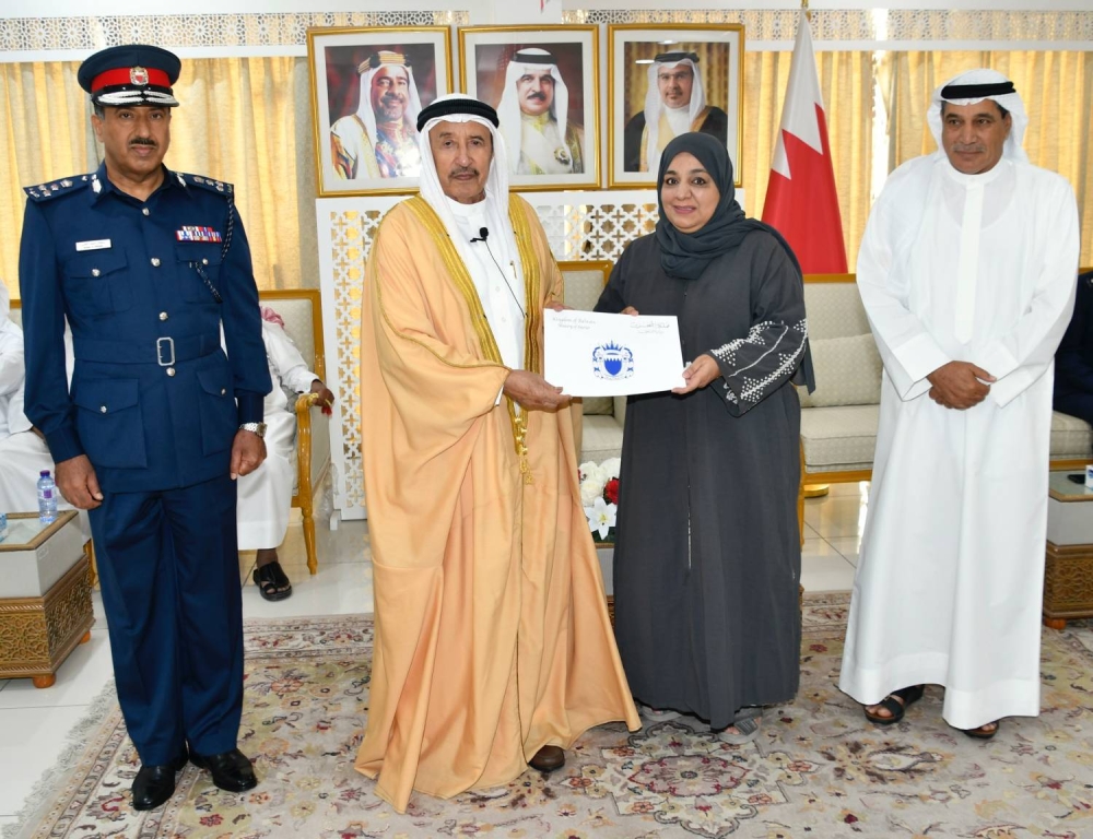 محافظ المحرق يشيد بجهود المواطنين والمقيمين في تعزيز الشراكة المجتمعية والعمل التطوعي