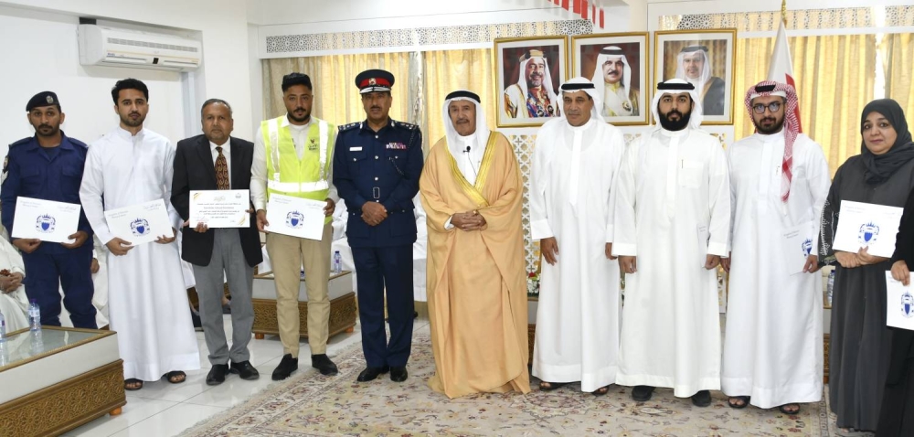 محافظ المحرق يشيد بجهود المواطنين والمقيمين في تعزيز الشراكة المجتمعية والعمل التطوعي