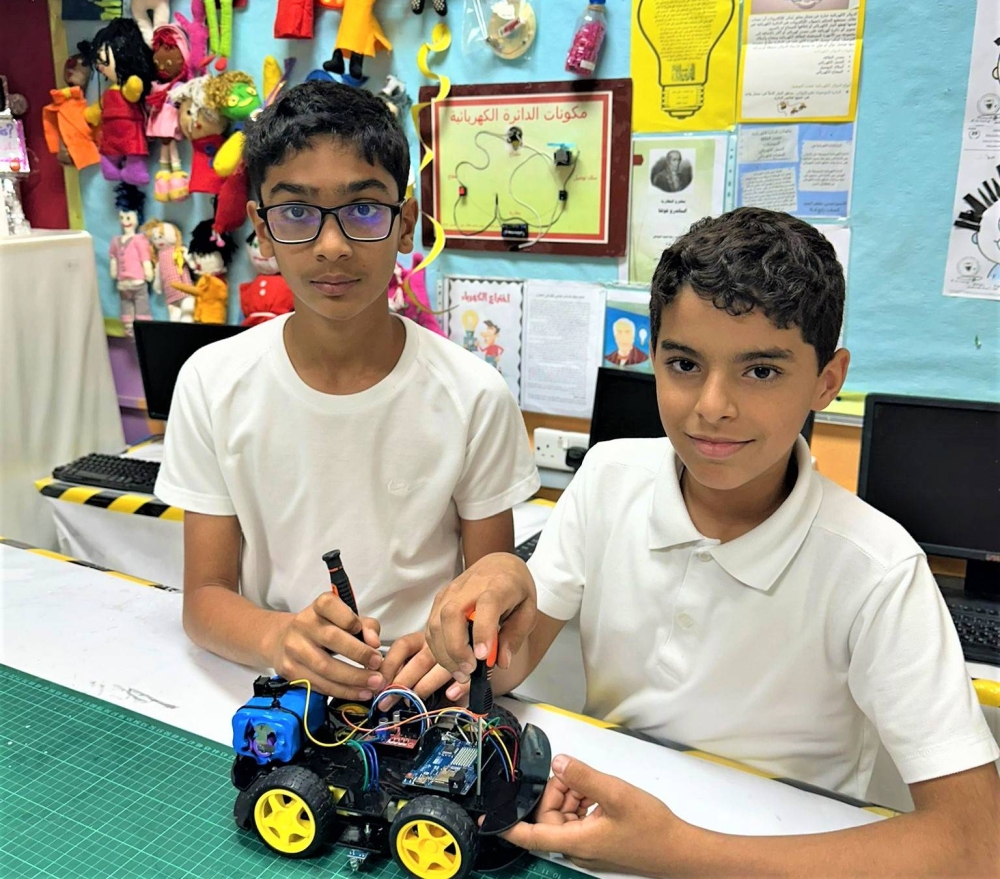 طالبان في الابتدائي يطرحان فكرة سيارة ذكية لذوي الإعاقة البصرية