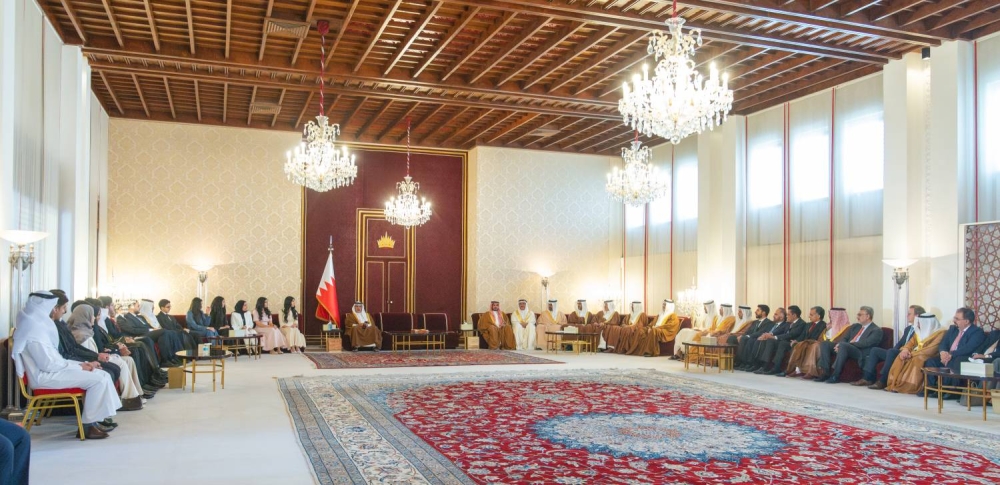 ولي العهد رئيس الوزراء يلتقي طلبة الدفعة الـ26 من برنامج ولي العهد للمنح الدراسية العالمية