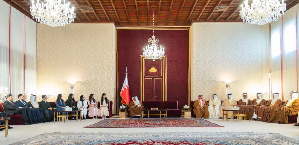 ولي العهد رئيس الوزراء يلتقي طلبة الدفعة الـ26 من برنامج ولي العهد للمنح الدراسية العالمية