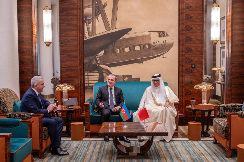 وزير خارجية جمهورية أذربيجان يصل إلى البلاد