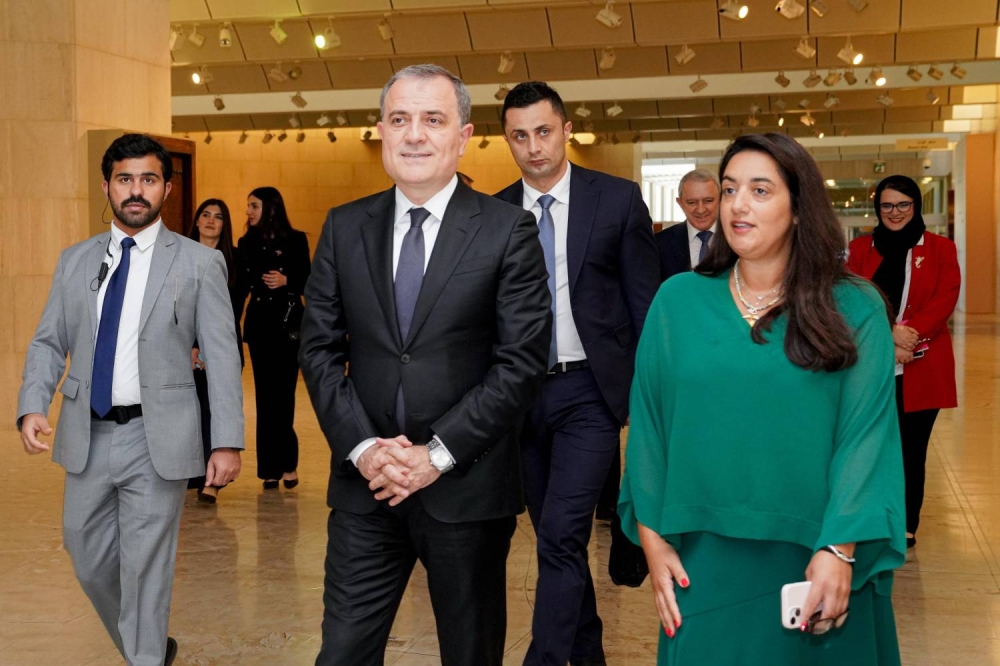 وزير خارجية جمهورية أذربيجان يقوم بزيارة لمتحف البحرين الوطني