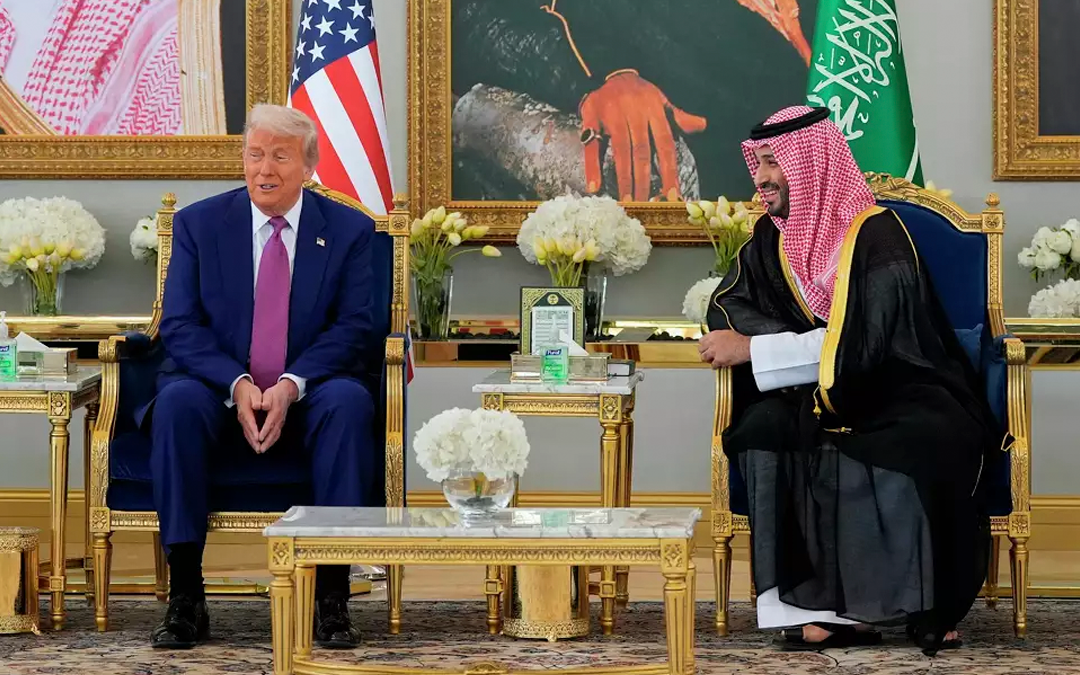 ولي العهد السعودي يستقبل الرئيس الأمريكي لدى وصوله إلى الرياض