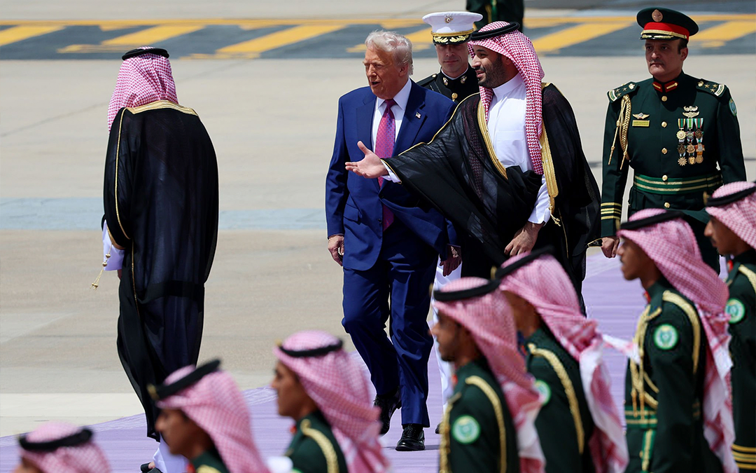 ولي العهد السعودي يستقبل الرئيس الأمريكي لدى وصوله إلى الرياض