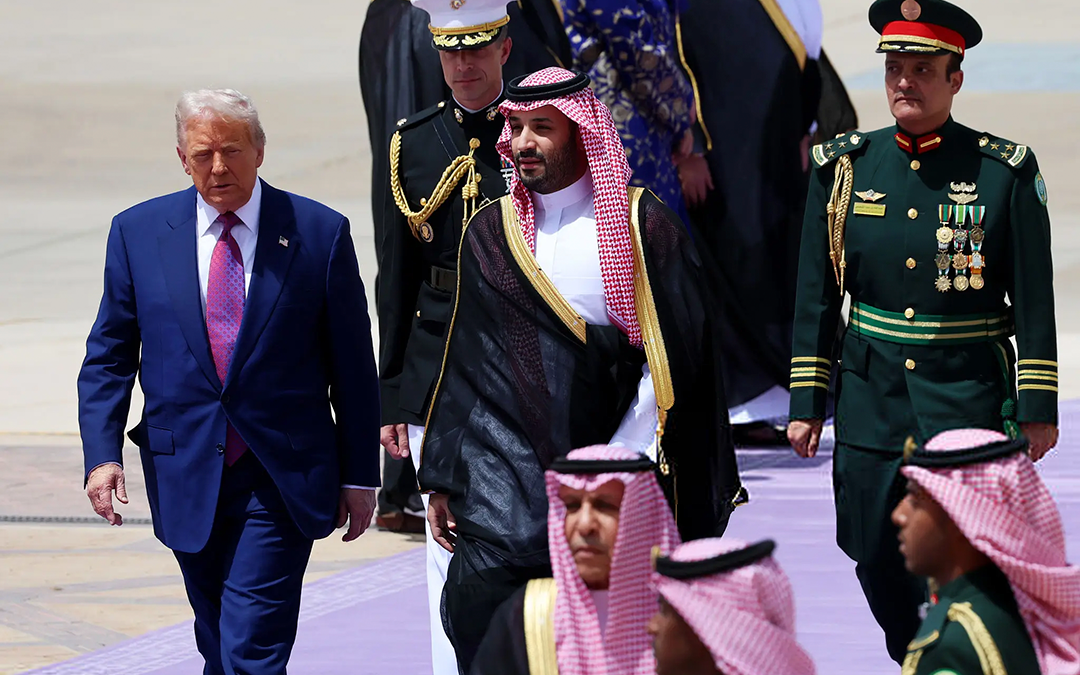 ولي العهد السعودي يستقبل الرئيس الأمريكي لدى وصوله إلى الرياض