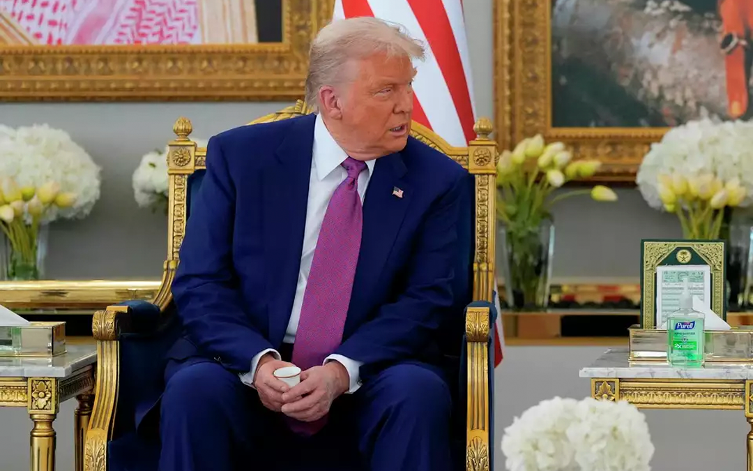 ولي العهد السعودي يستقبل الرئيس الأمريكي لدى وصوله إلى الرياض