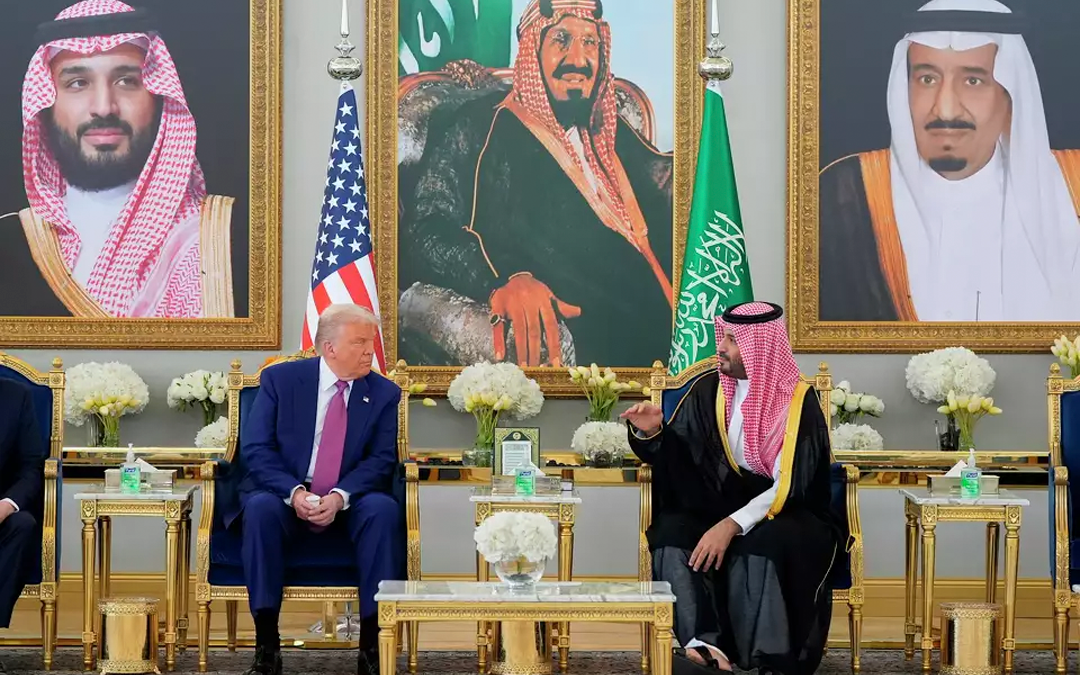 ولي العهد السعودي يستقبل الرئيس الأمريكي لدى وصوله إلى الرياض