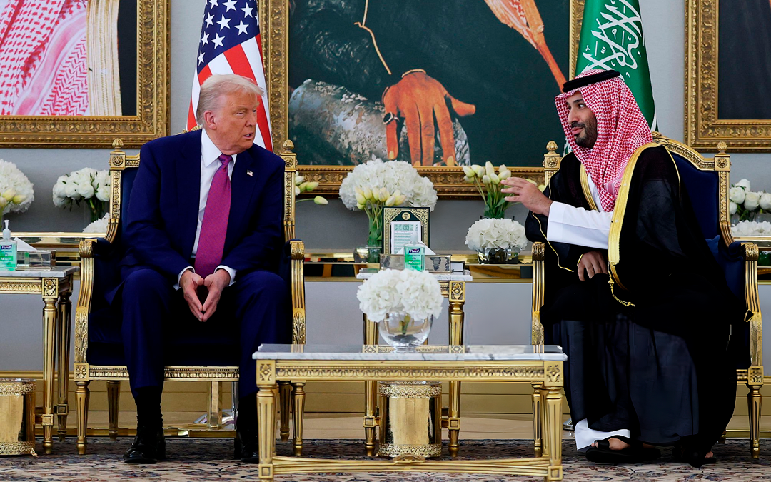 ولي العهد السعودي يستقبل الرئيس الأمريكي لدى وصوله إلى الرياض