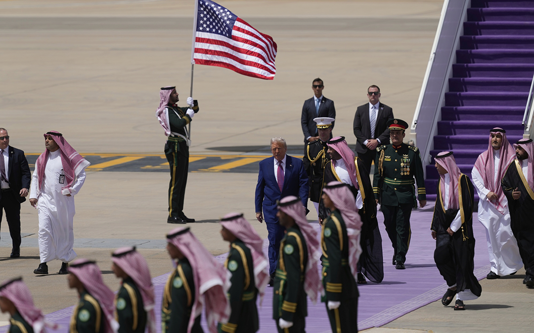 ولي العهد السعودي يستقبل الرئيس الأمريكي لدى وصوله إلى الرياض