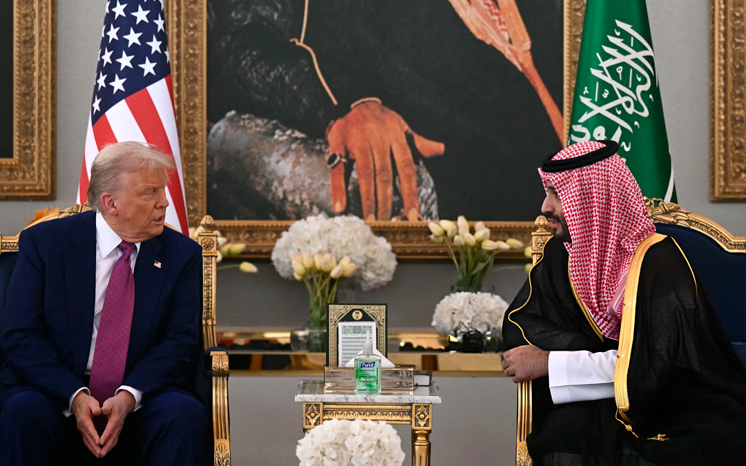 ولي العهد السعودي يستقبل الرئيس الأمريكي لدى وصوله إلى الرياض